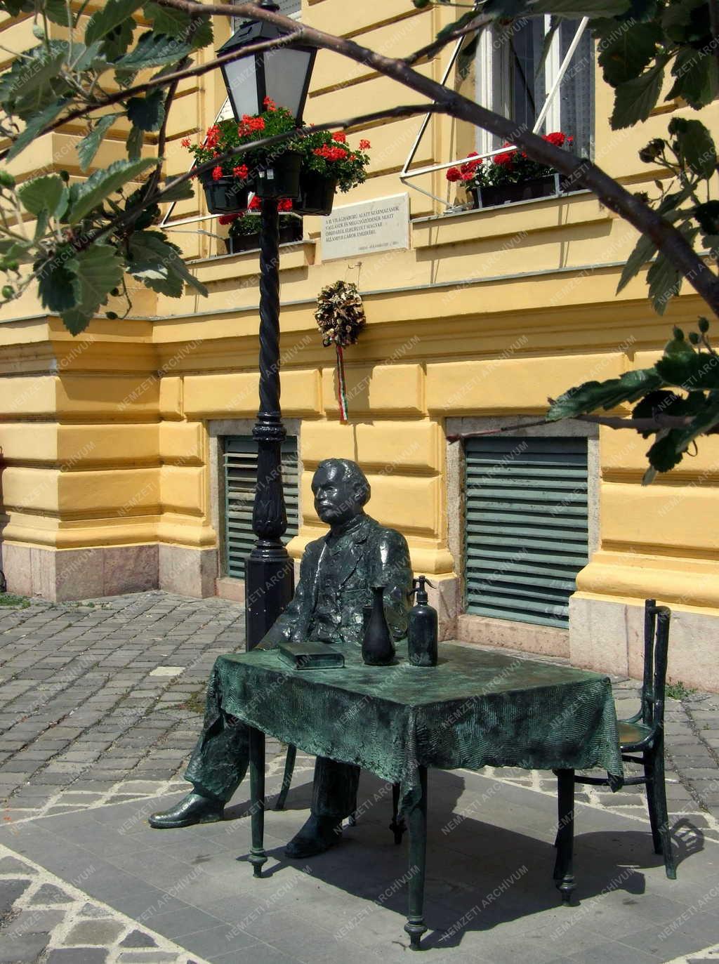 Műalkotás - Budapest - Szindbád-szobor Óbuda Fő terén