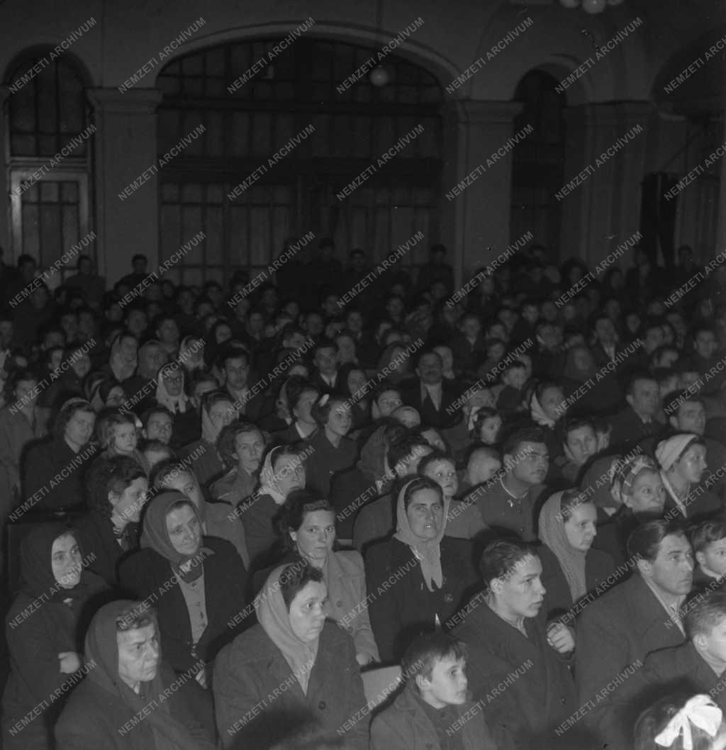 Kultúra - Oktatás - Népi játék a zirci általános iskolában