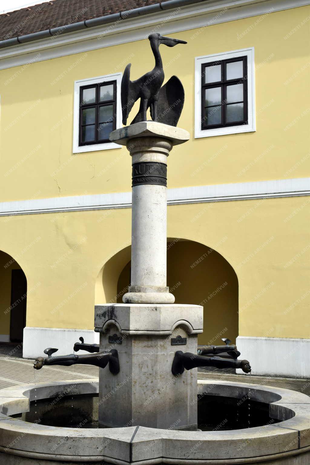 Városkép - Gödöllő -  Pelikános kút