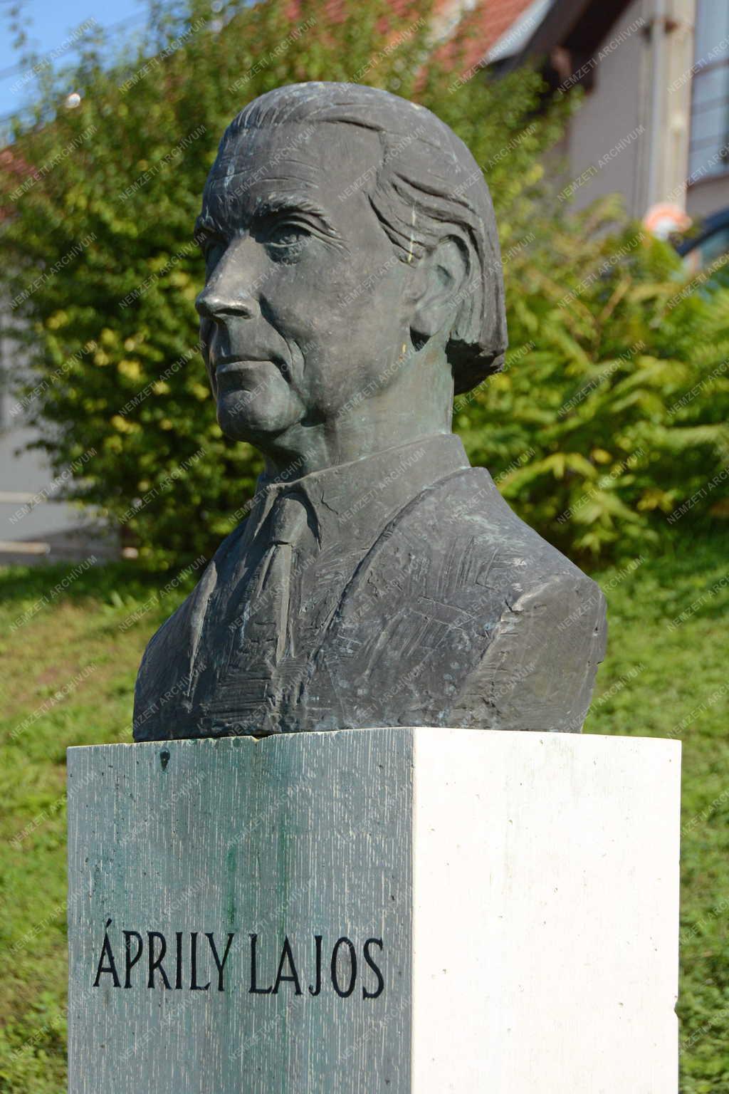 Műalkotás - Visegrád - Áprily Lajos szobra
