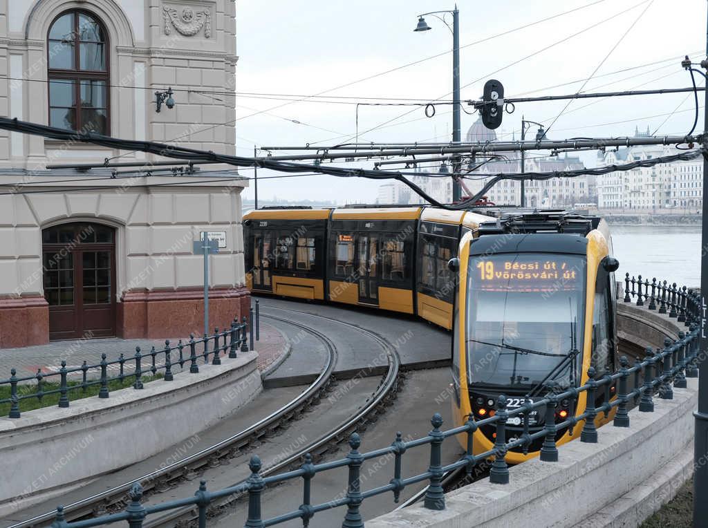 Közlekedés - Budapest - CAF-villamos a Clark Ádám téren