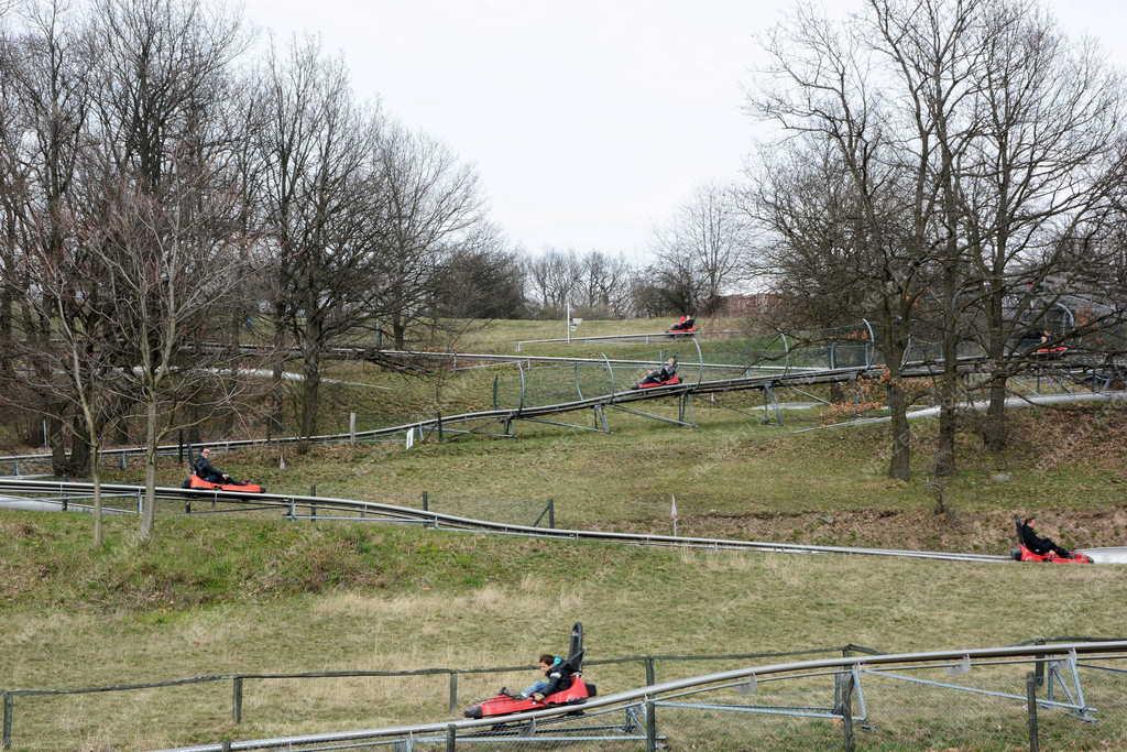 Életkép - Visegrád - Kirándulók a visegrádi bobpályán