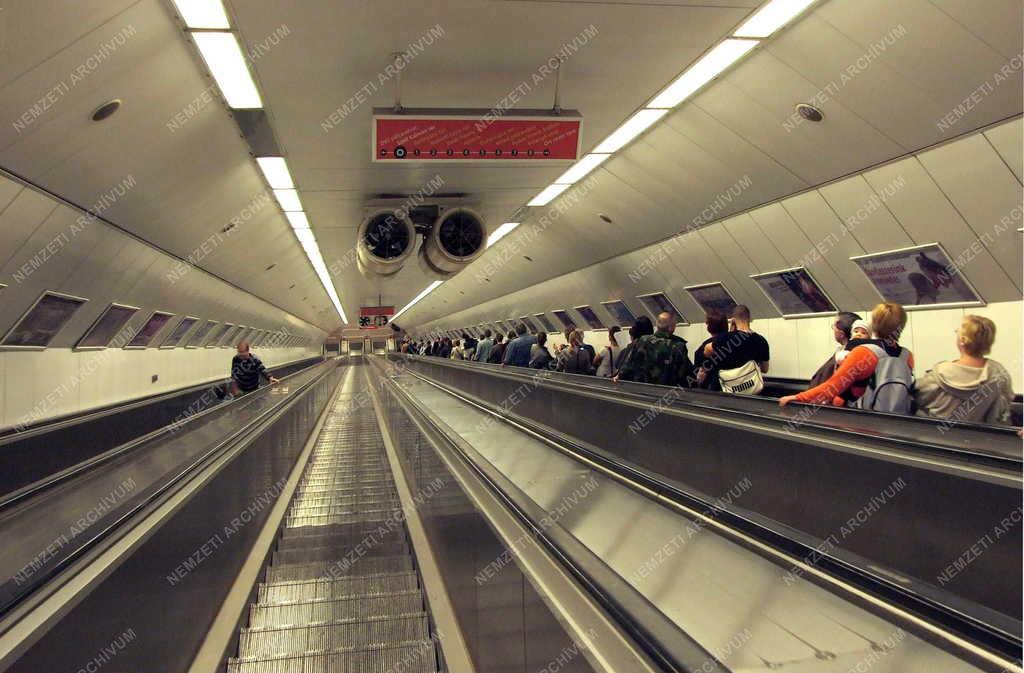 Közlekedés - A 2-es metró mozgólépcsője