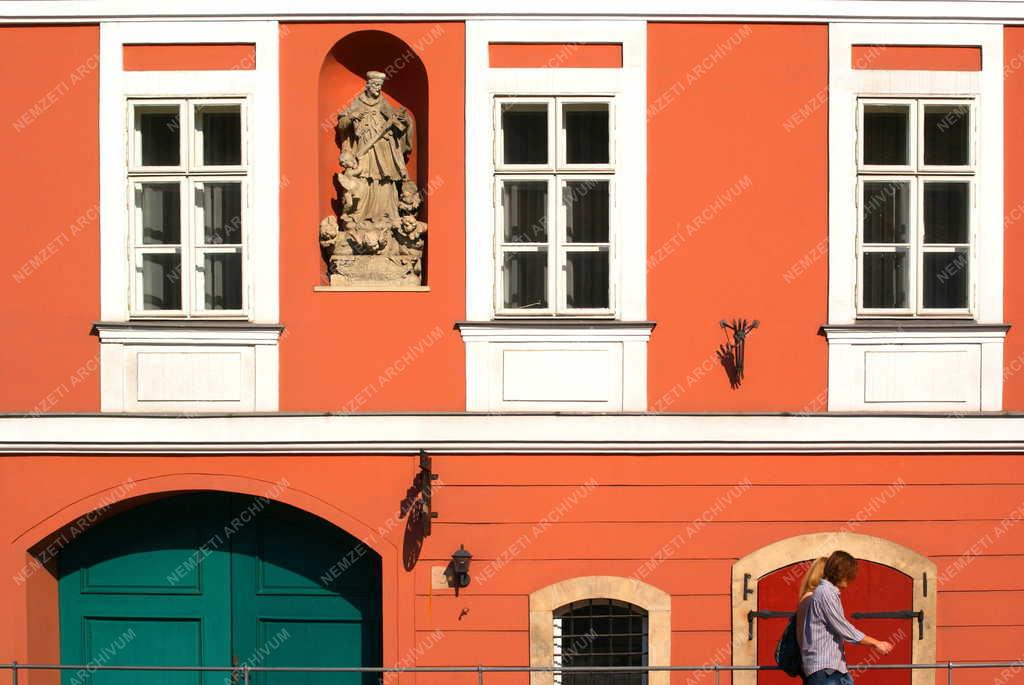Budapest -  Régi épület a Corvin téren