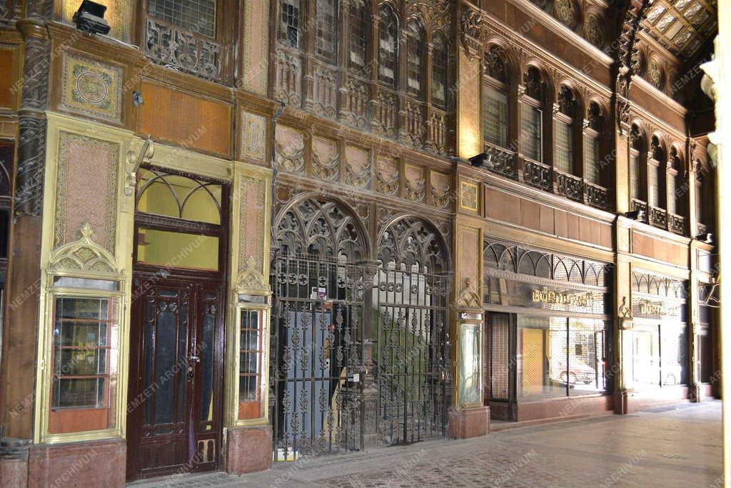 Épület - Budapest - A Párizsi udvar 
