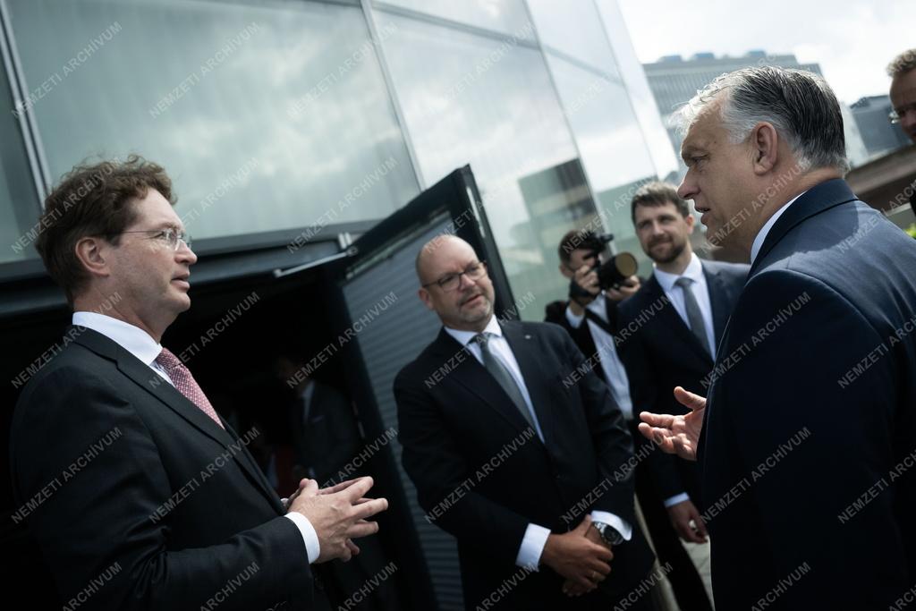 Orbán Viktor a Mercedes vezérigazgatójával tárgyalt