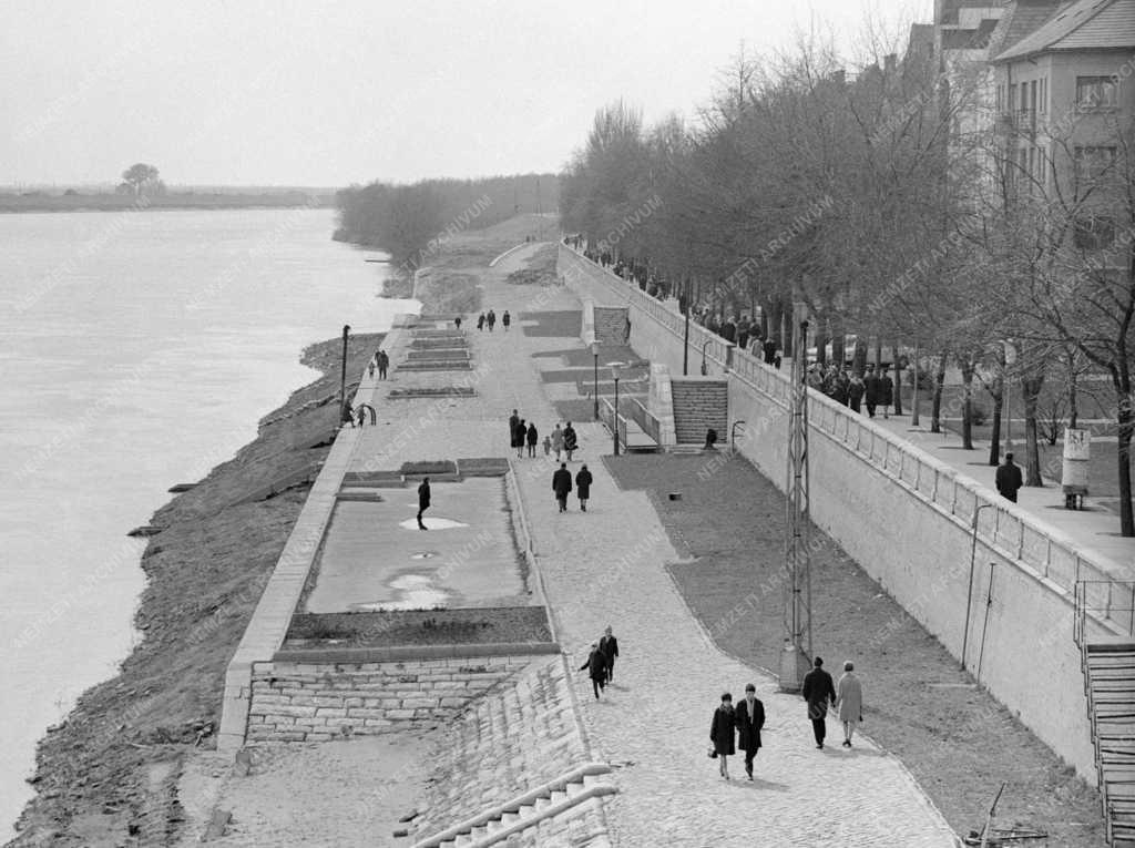 Városkép-életkép - Sétálók a szegedi rakpart sétányán