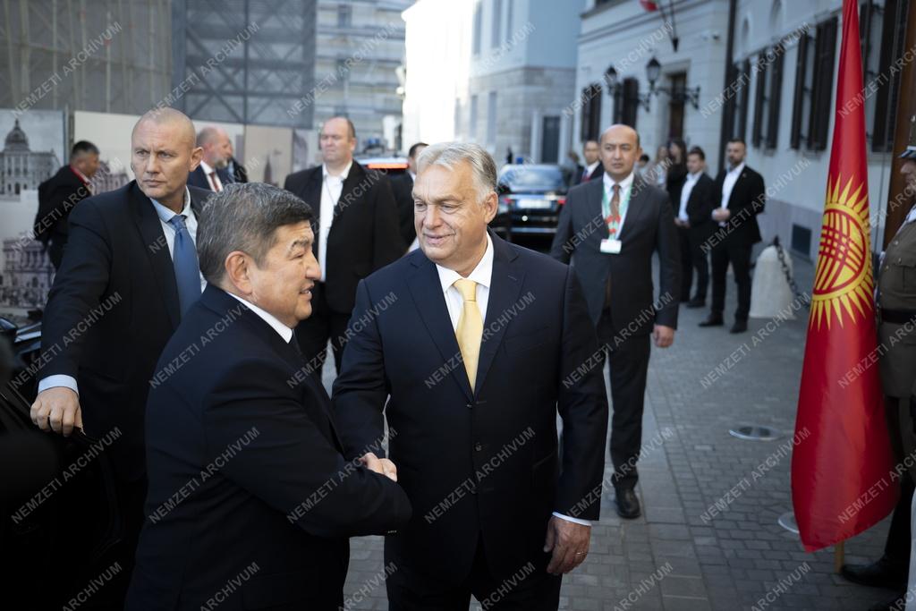 Orbán Viktor Kirgizisztán miniszterelnökével tárgyalt