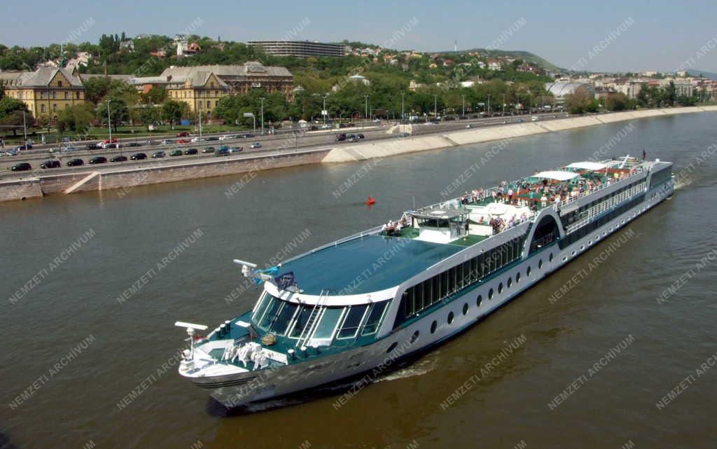 Városkép - Budapest - Szállodahajó a Dunán