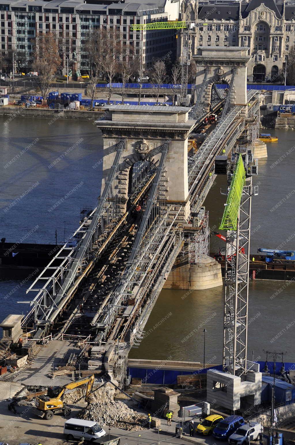 Közlekedés - Felújítás alatt a Széchenyi lánchíd