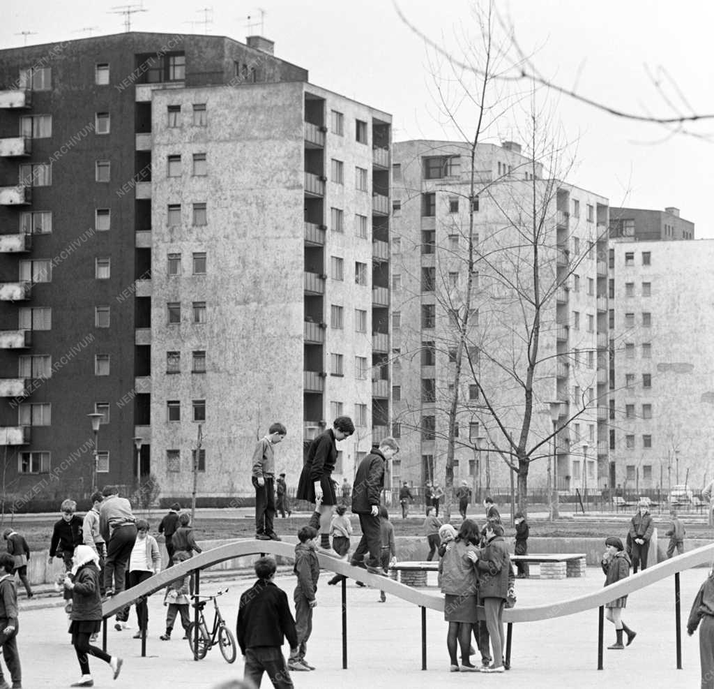 Életkép - Új játszótér a József Attila lakótelepen