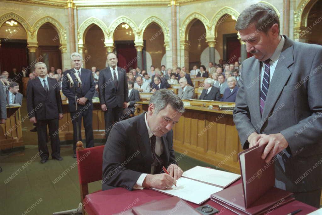 Belpolitika - Kormány - Eskütétel