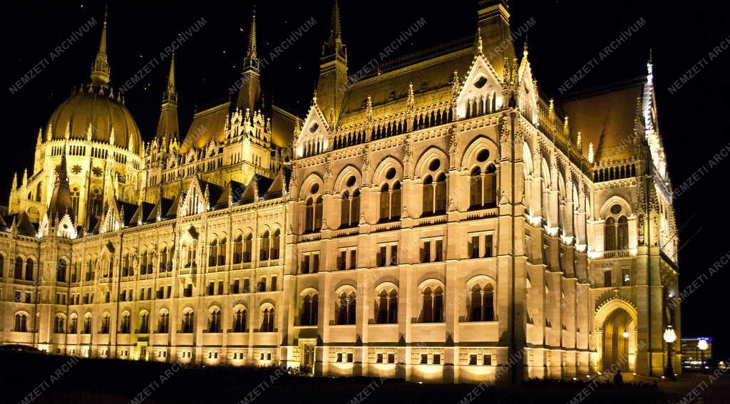 Épület - Budapest - Elkészült a Parlament díszkivilágítása