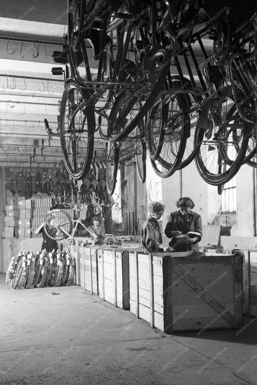 Gazdaság - Kerékpár összeszerelés a  Rákosi Mátyás Művekben