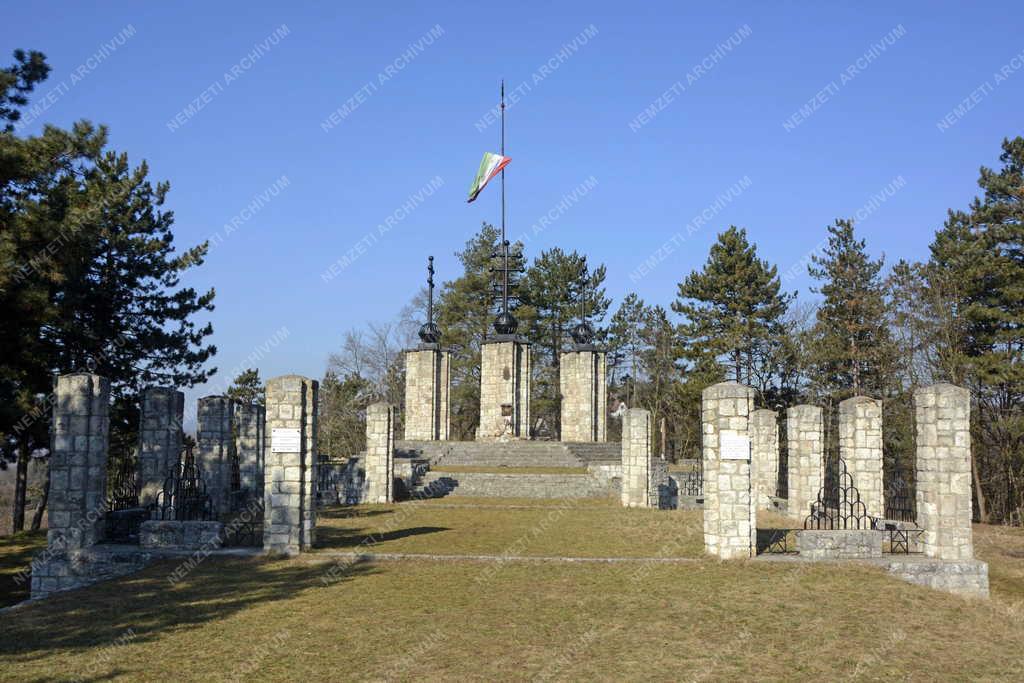 Emlékmű - Zebegény - Országzászló-emlékműegyüttes