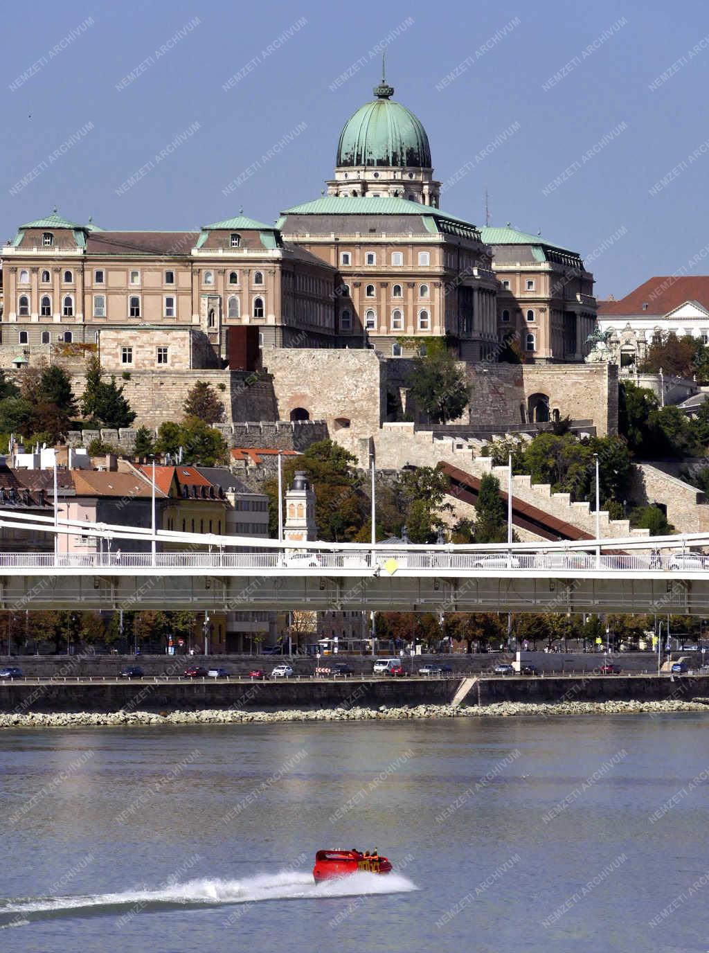 Közlekedés - Budapest - Gyors kishajó száguld a Dunán