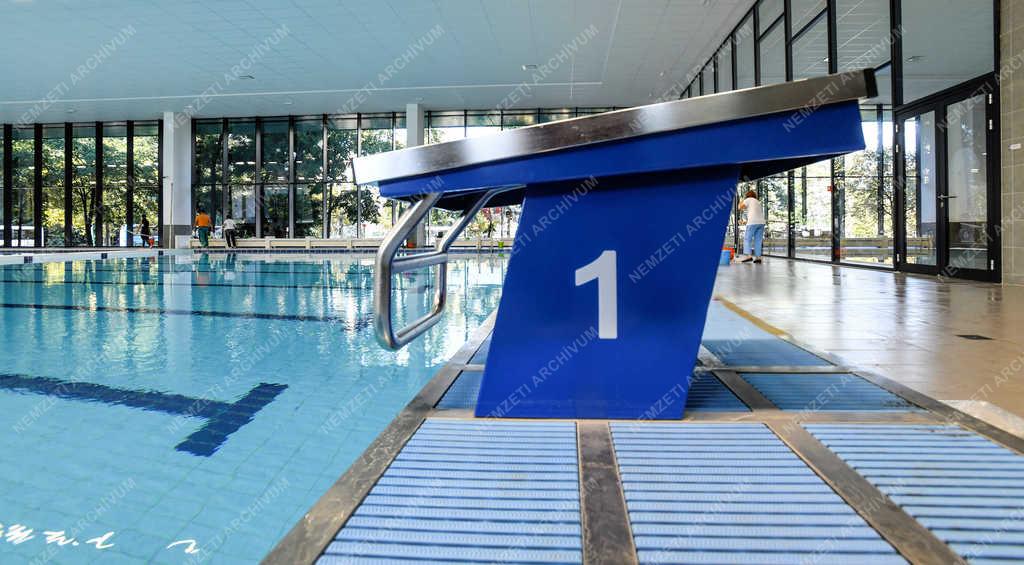 Sport - Dunaújváros - Fabó Éva sportuszoda felújítása