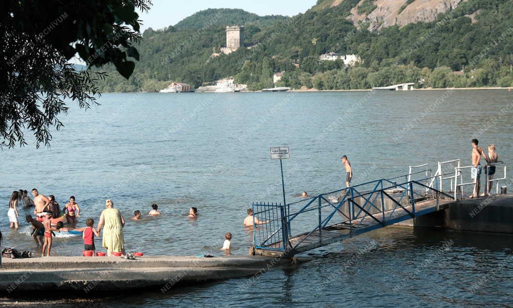 Szabadidő - Nagymarosi szabadstrand a Dunán