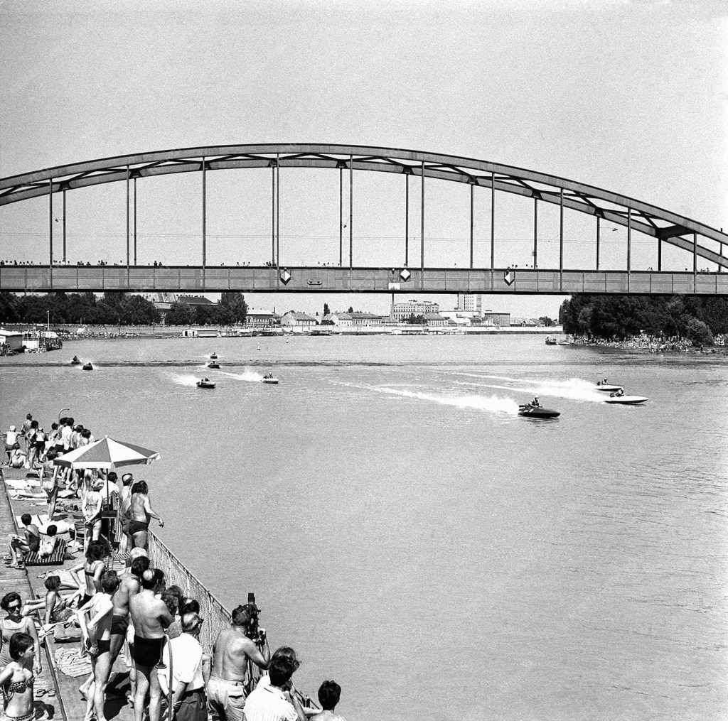 Ötszáz köbcentis CU osztályú motorcsónak EB Szegeden