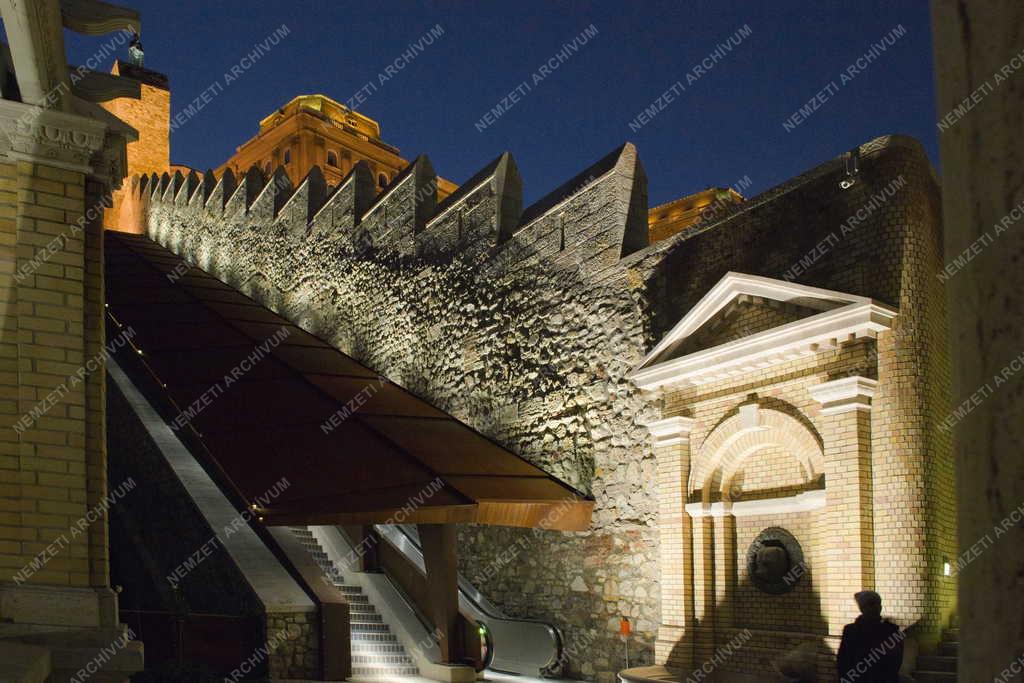 Műemlék - Budapest - A Várkert Bazár esti kivilágításban