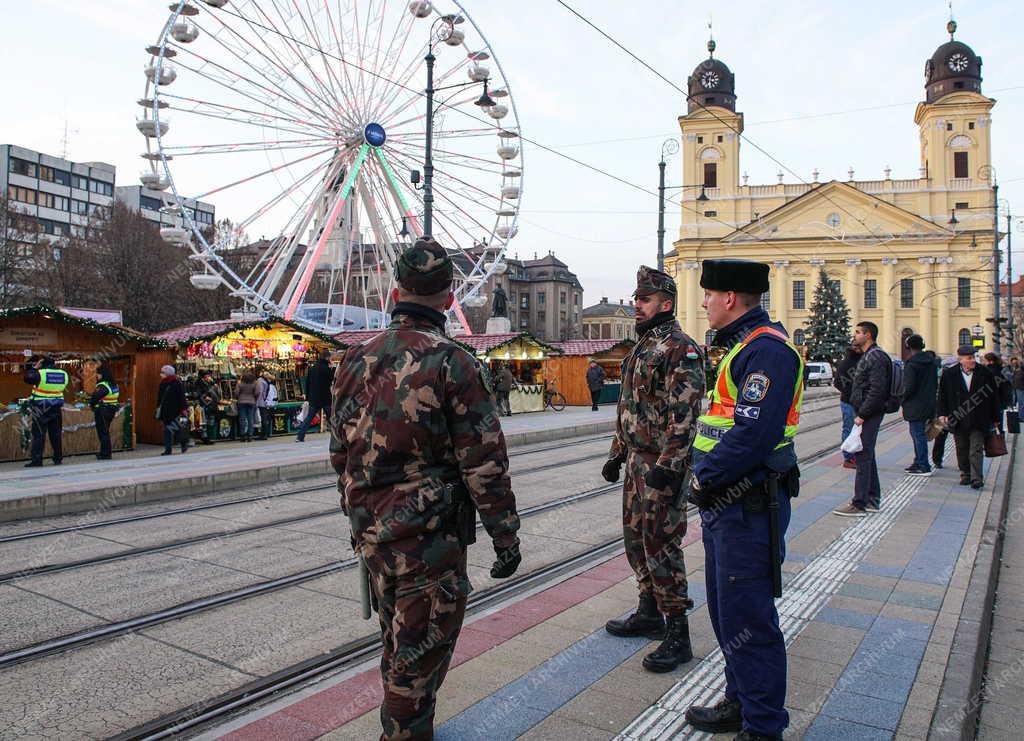 Közbiztonság - Debrecen - Rendőrök és katonák együttműködése 