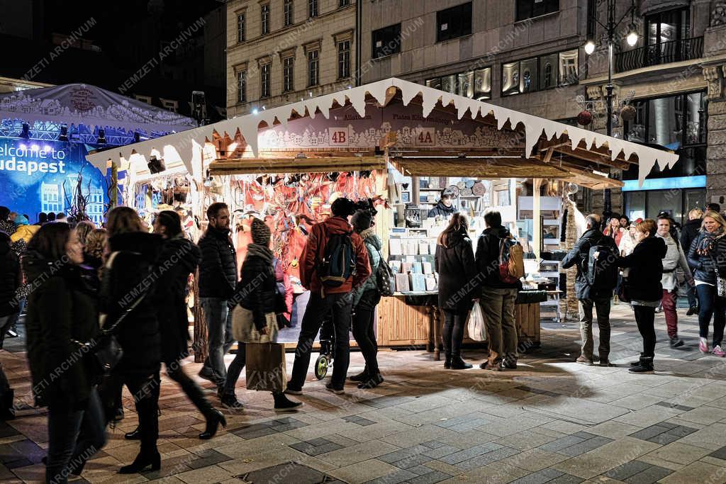 Ünnep - Budapest - Vörösmarty téri Adventi- és Karácsonyi Vásár