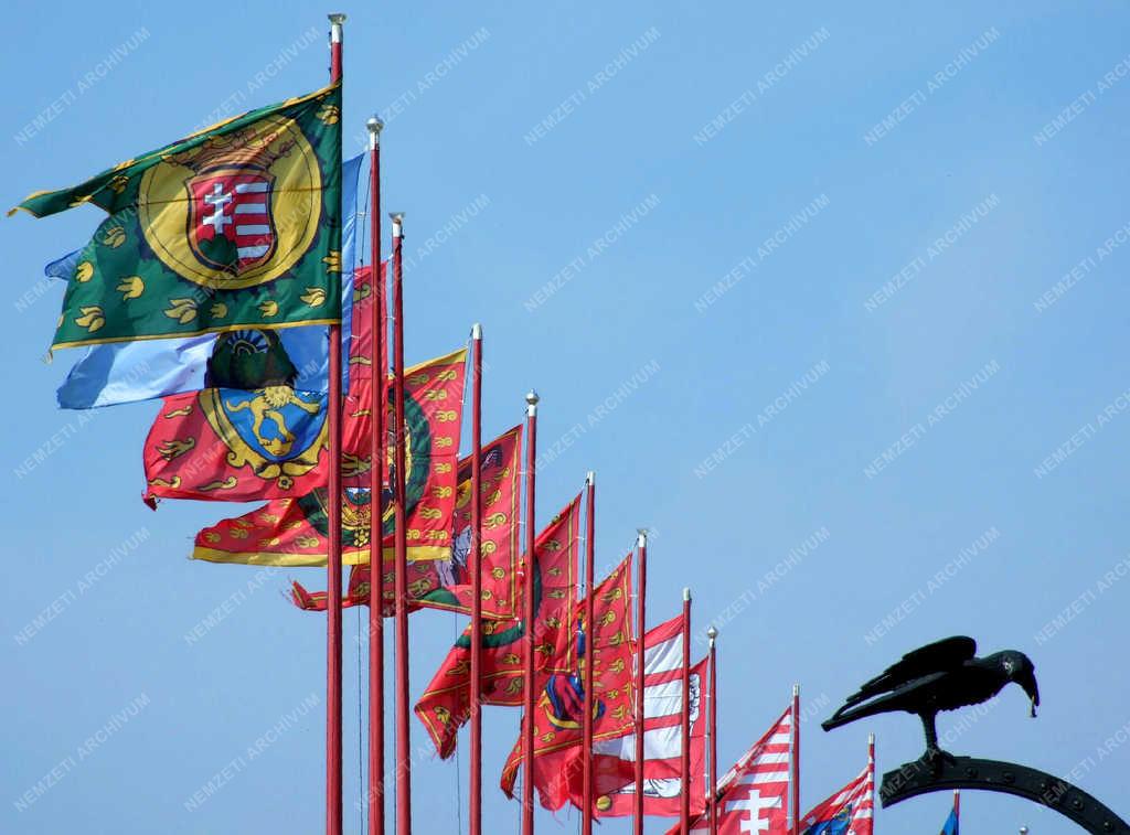 Jelképek - Budapest - Történelmi magyar zászlók a Várban