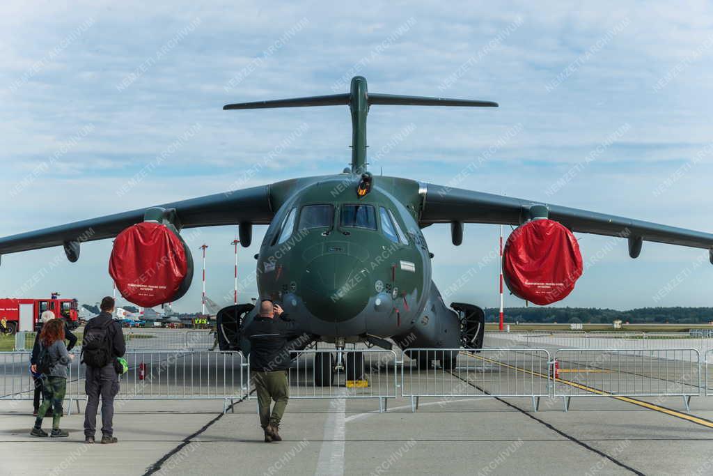 Fegyveres erők - Szórakozás - Kecskeméti Nemzetközi Repülőnap és Haditechnikai Bemutató