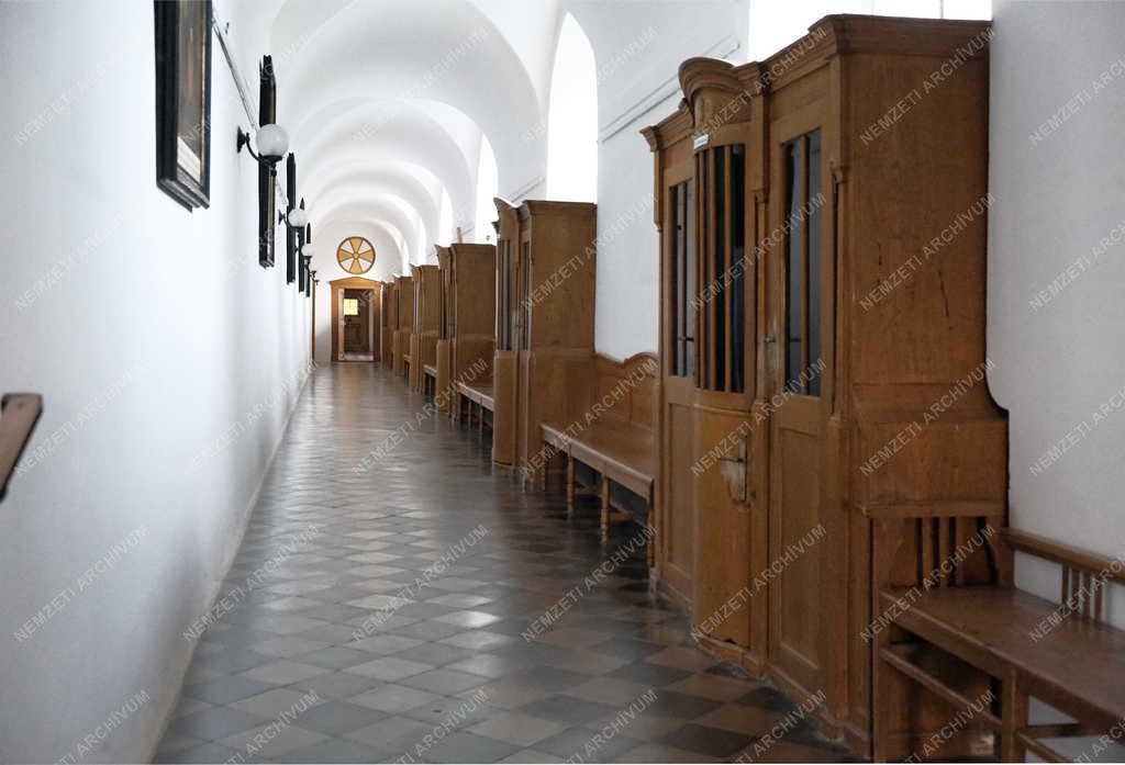 Egyház  - Gyöngyös - Sarlós Boldogasszony Ferences templom