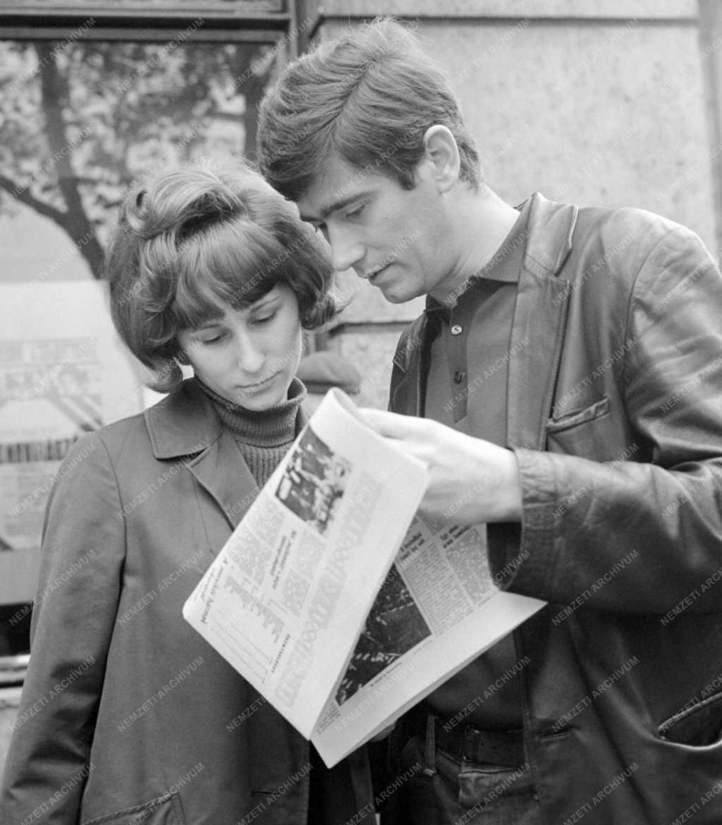 Életkép - Újságot olvasó pár