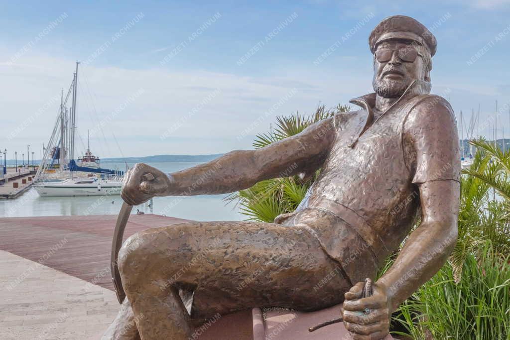 Műalkotás - Balatonfüred - Bujtor István szobra