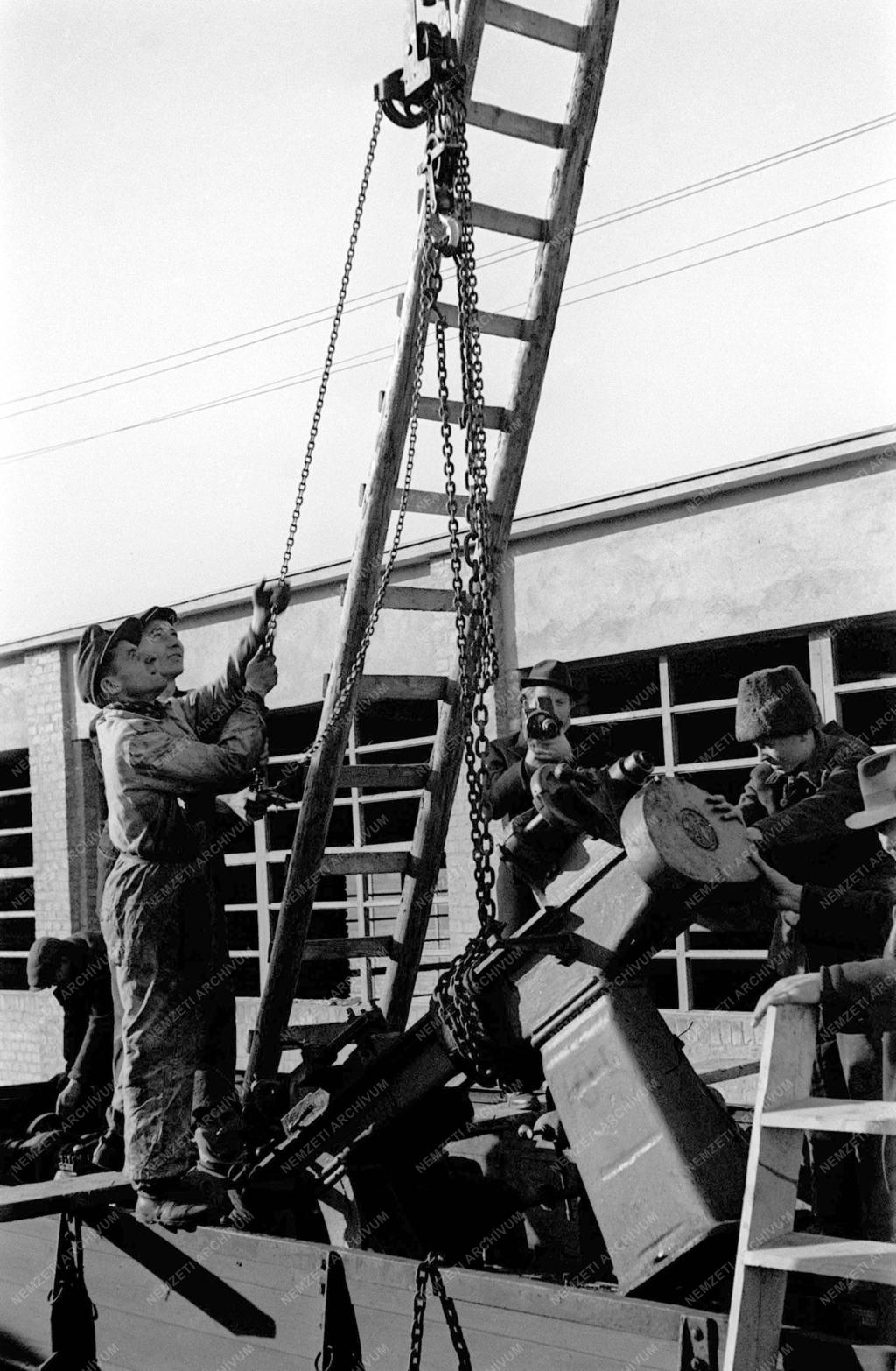 Gazdaság - Újjáépítés - Az EMAG gépei hazaérkeznek 