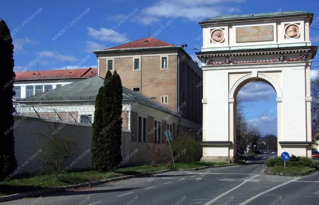 Emlékmű - Vác - A Diadalív