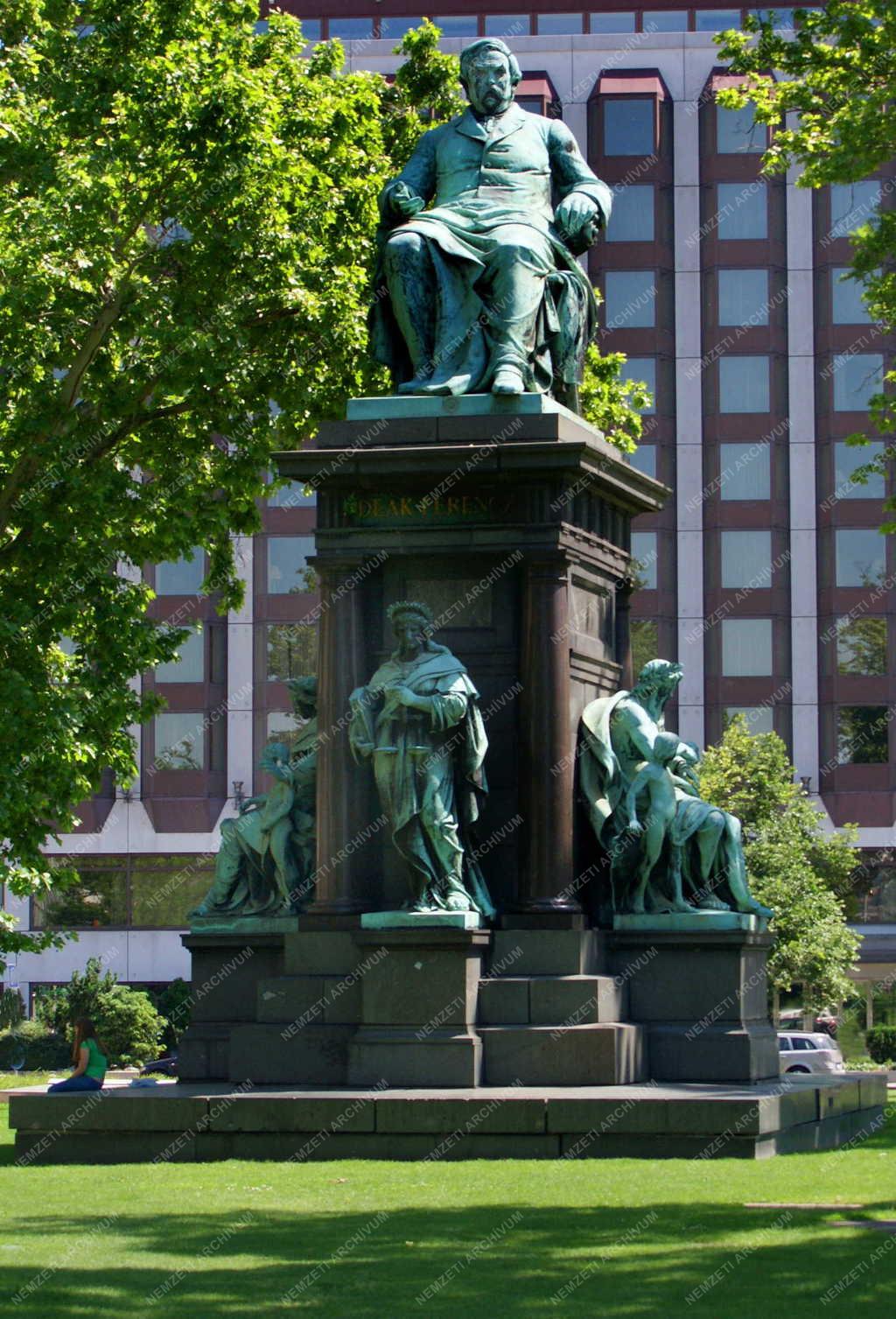 Budapest - Városkép - Köztéri szobor 