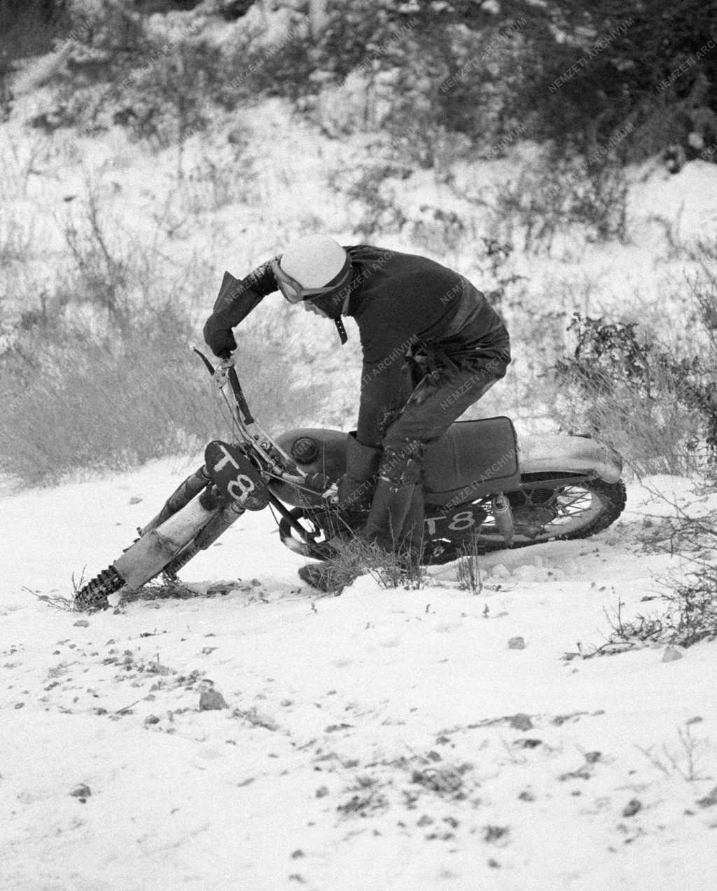 Sport - Motokrossz edzés havas pályán