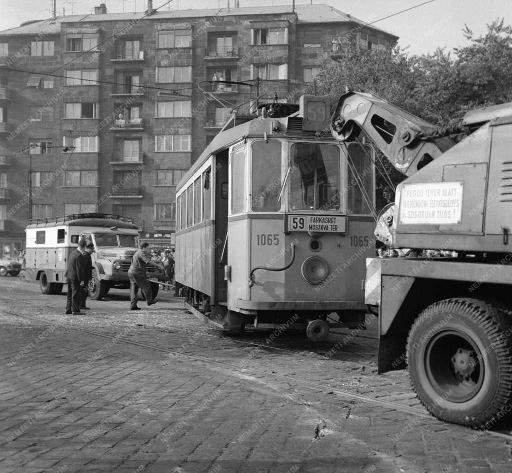 Közúti baleset - Hármas karambol a Déli pályaudvarnál