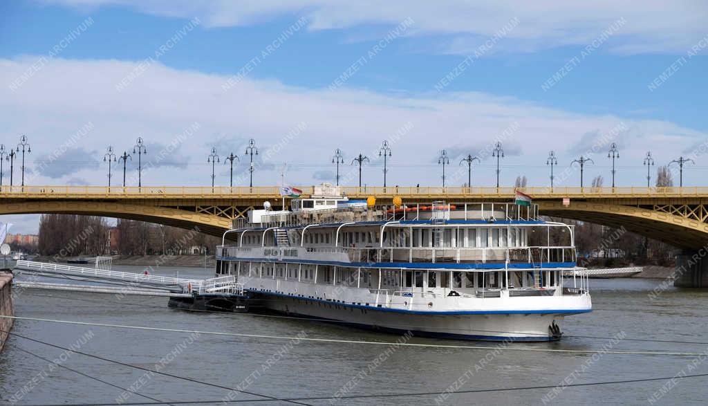 Városkép - Budapest - Szállodahajó a Dunán