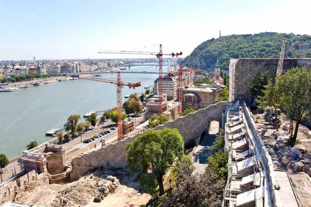 Műemlék - Budapest - Megkezdték a Várbazár felújítását