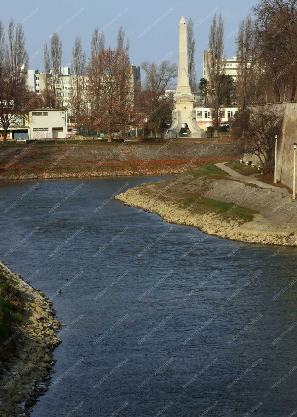 Városkép - A Rába folyó és a Cziráky-emlékmű