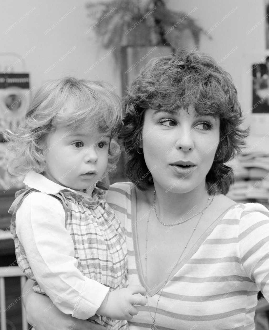 Kultúra - Könnyűzene - Bontovics Kati táncdalénekesnő kisfiával