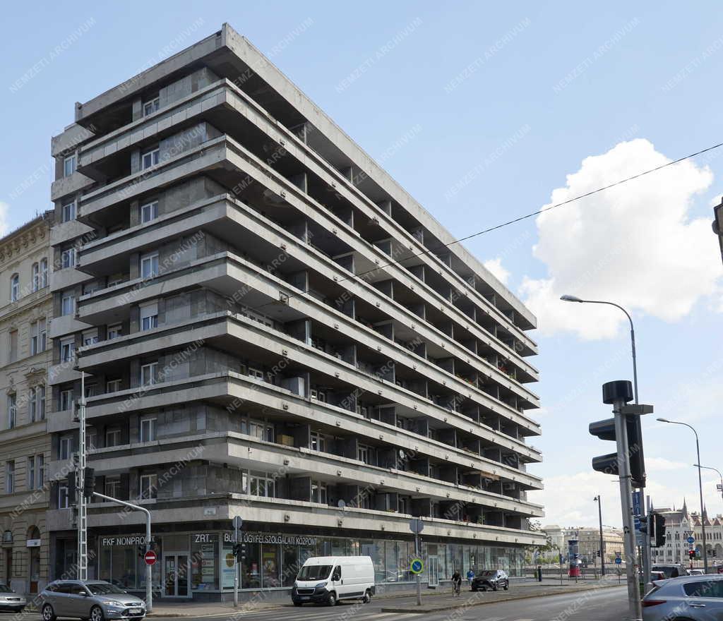Városkép - Budapest - Lakóház a Fő utca és a Csalogány utca találkozásánál