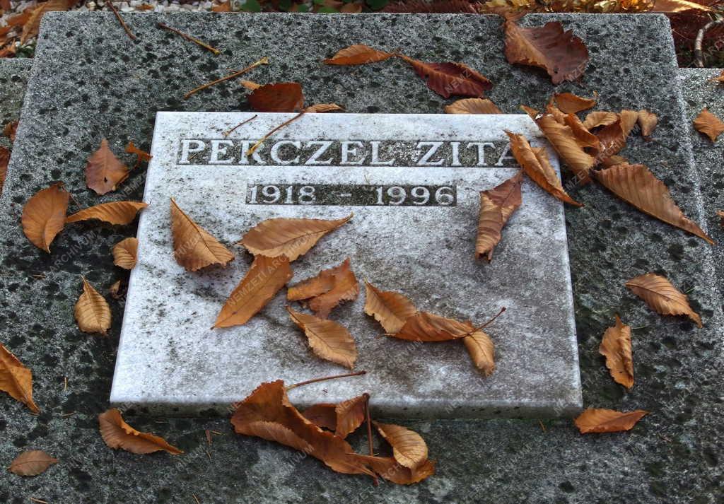 Kegyelet -  Perczel Zita sírja a Farkasréti temetőben