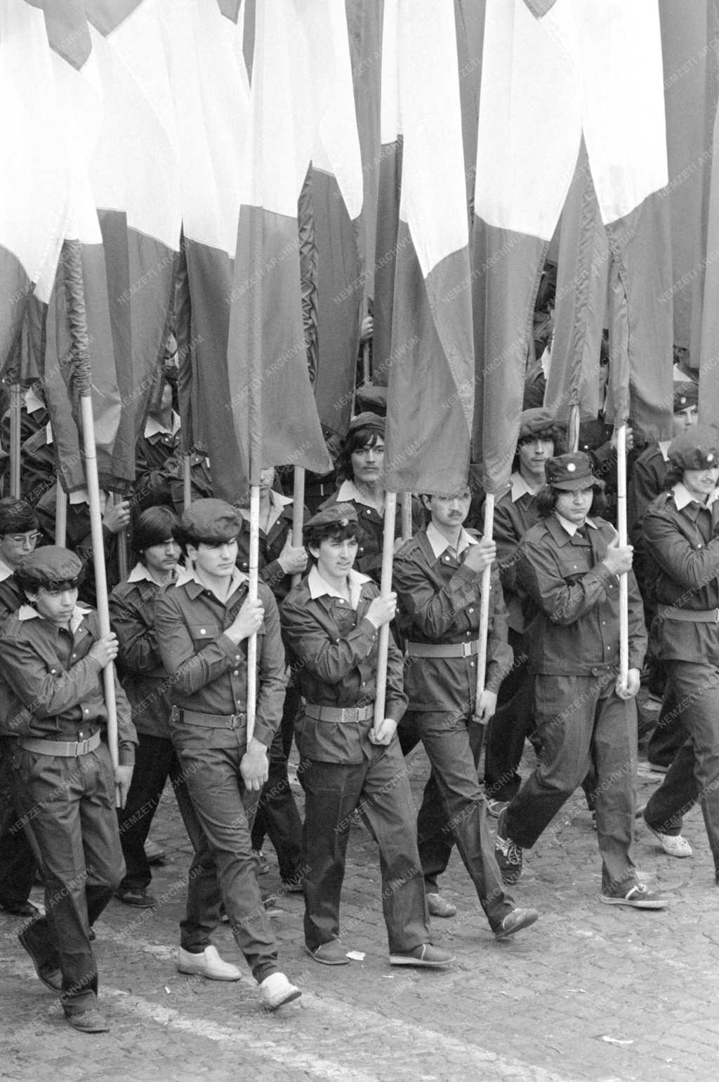 Belpolitika - Ifjúgárdisták a május 1-jei felvonuláson