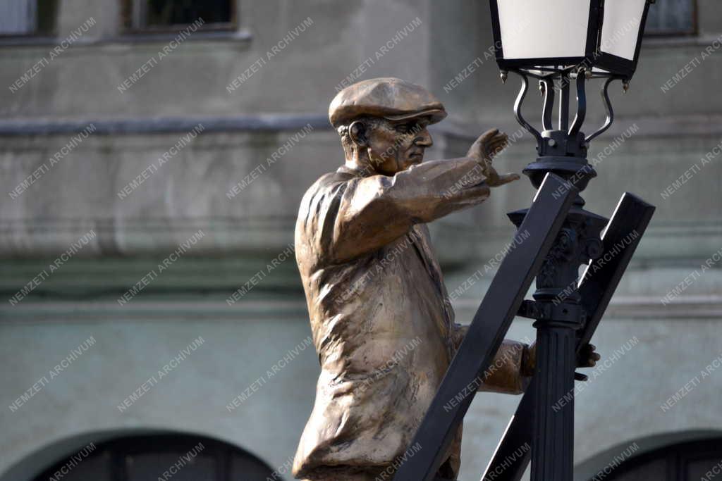 Műalkotás - Budapest - Lámpagyújtó szobor
