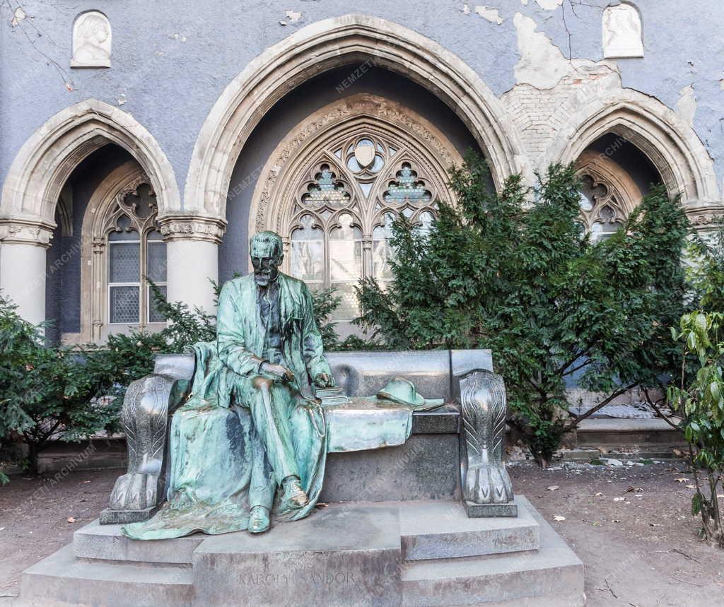 Gróf Károlyi Sándor szobra