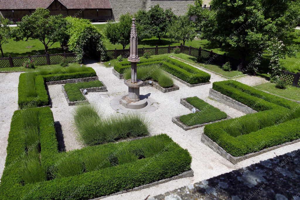 Városkép - Idegenforgalom - Visegrádi Királyi Palota kertje 