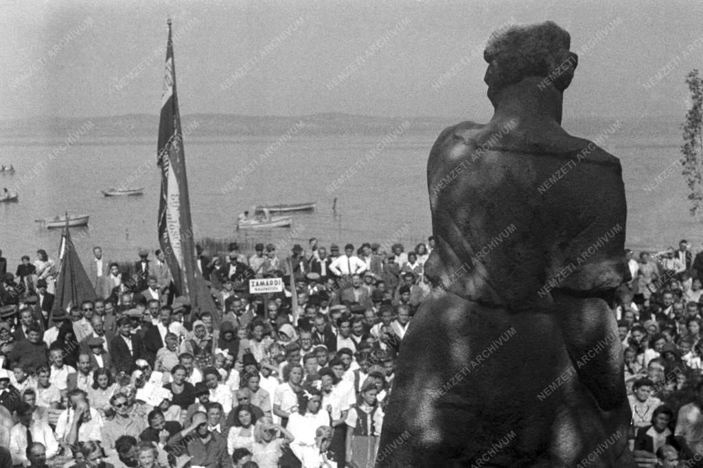 Kultúra - Felavatták József Attila szárszói emlékművét