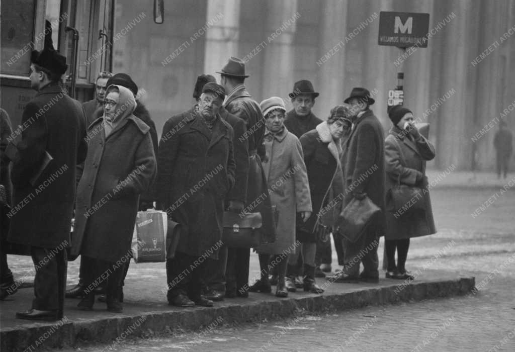 Városkép-életkép - Villamosra várakozók 