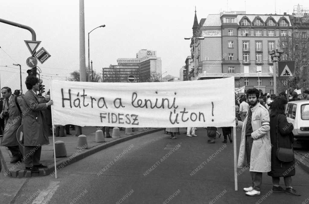 Ünnep - Március 15. - Demonstráció