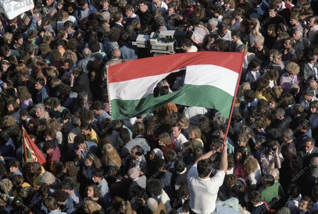 Belpolitika - A köztársaság kikiáltása a Kossuth téren